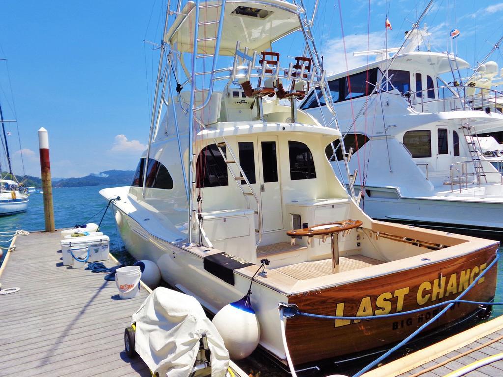 Fish Hook Marina Hotel Голфіто Екстер'єр фото
