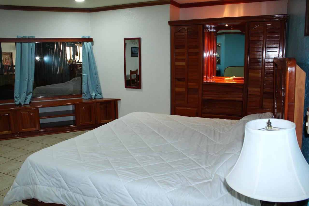Fish Hook Marina Hotel Голфіто Екстер'єр фото