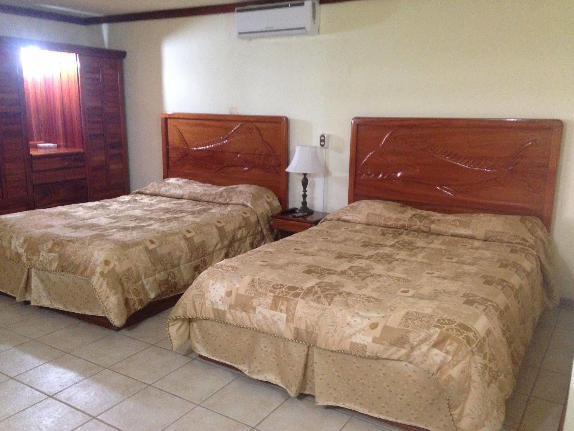 Fish Hook Marina Hotel Голфіто Екстер'єр фото